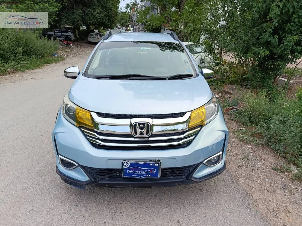 Straight front view of Honda BR-V