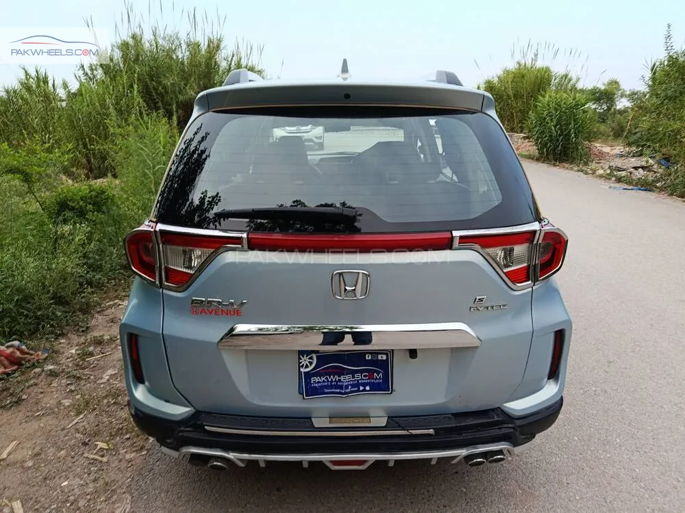 Straight rear view of Honda BR-V